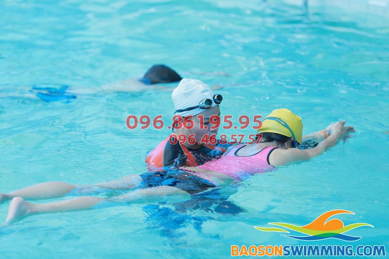 Một giờ học bơi cơ bản của học viên tại Bảo Sơn Swimming
