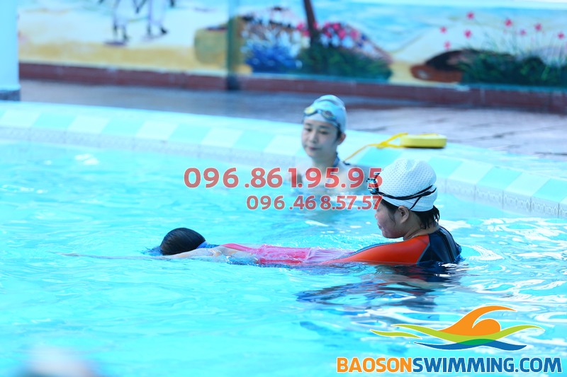 Bé học bơi kèm riêng hiệu quả tại bể bơi Bảo Sơn