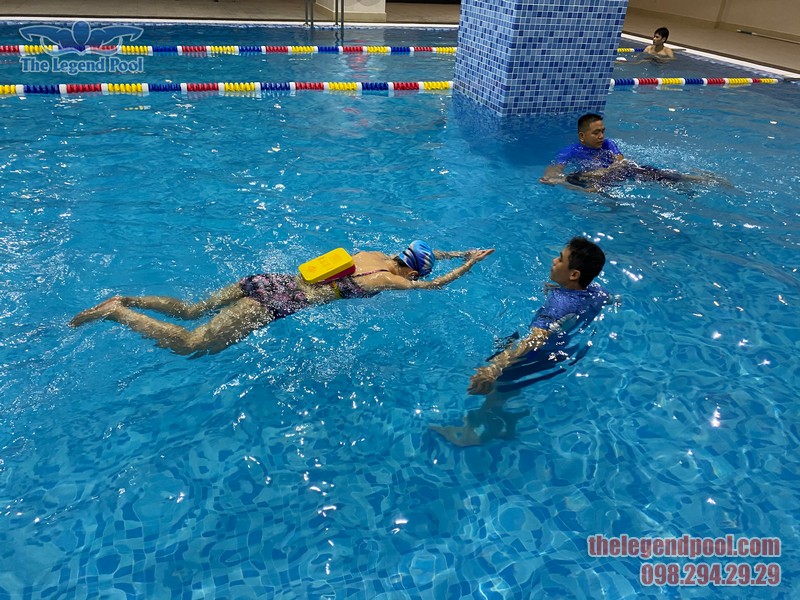 Lớp học bơi ếch cho học viên mới bắt đầu tại The Legend Pool